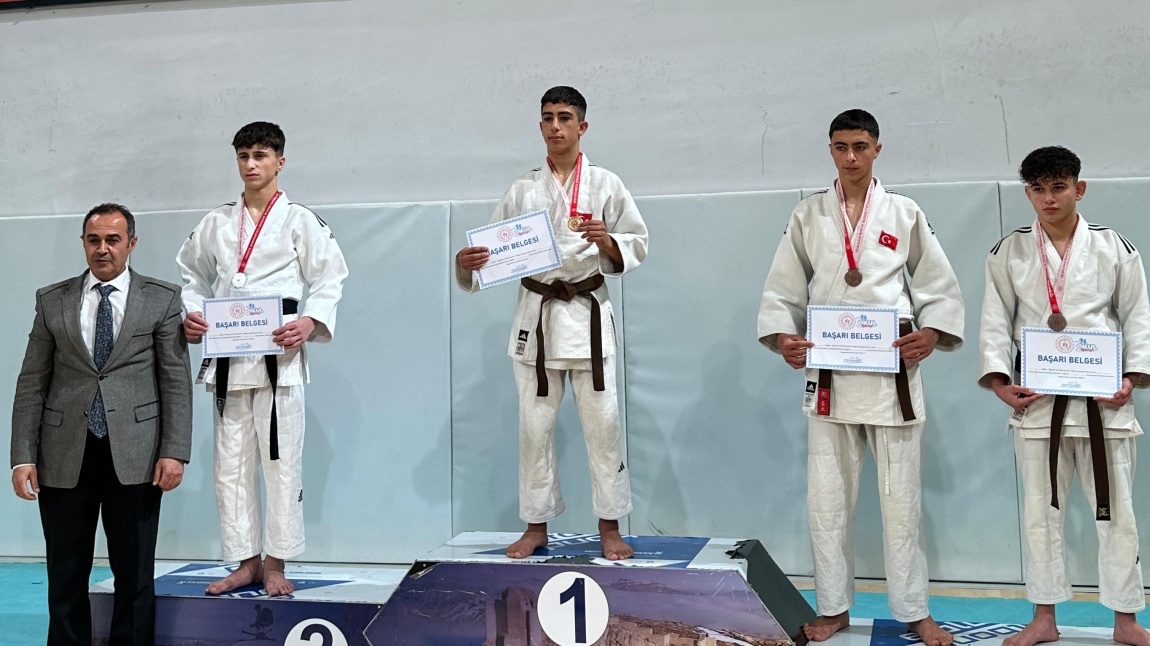 Okulumuz öğrencisi Süleyman KOLAY Judo alanında bölge 1. si olarak adını finallere yazdırmıştır.